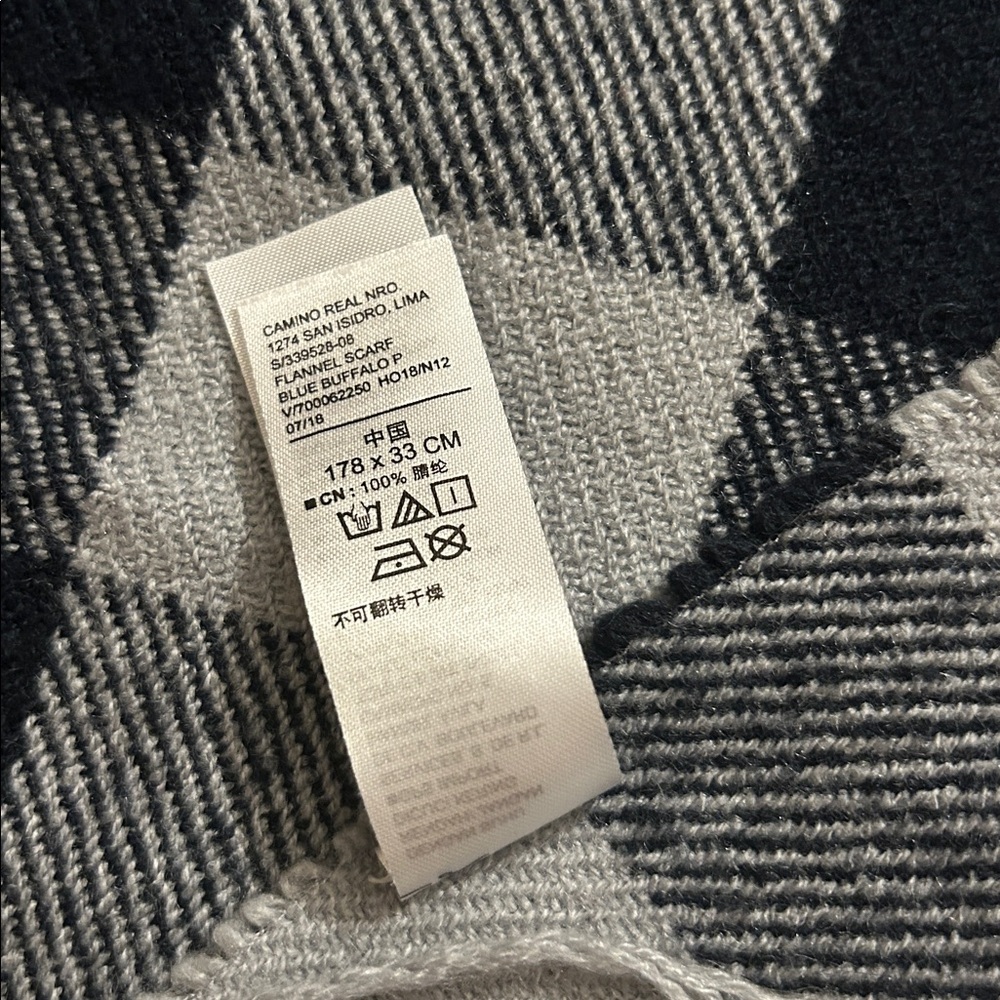 Old Navy Men’s Scarf - Picture 5 of 7